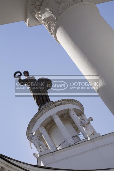 Россия. Москва. Фрагмент архитектурного сооружения на  ВДНХ, скульптура / Город, архитектура / фрагменты и детали