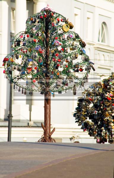 Россия. Москва. Дерево с замками на мосту любви / Город, архитектура / фрагменты и детали