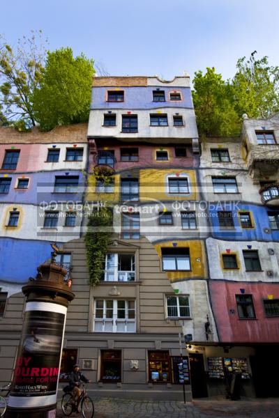 Европа. Австрия. Вена. Жилой дом-музей. Архитектор Хундертвассер. Hundertwasser / Город, архитектура / архитектура и скульптура