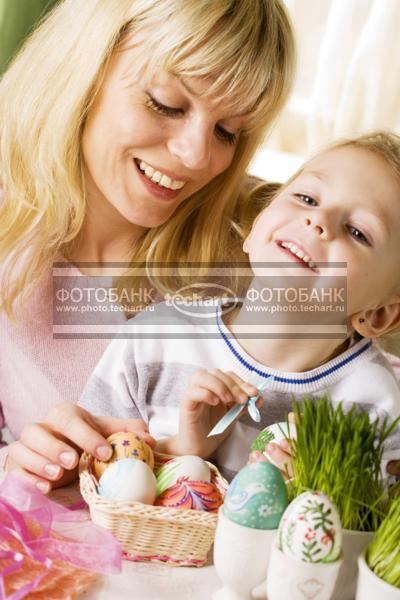 Мама с дочкой. Пасха / Люди / взаимоотношения людей
