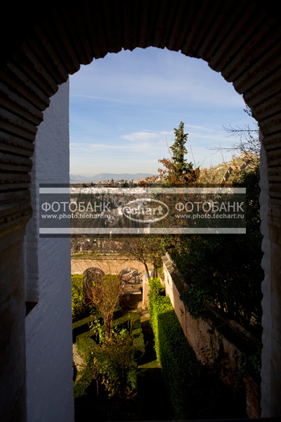 Европа. Испания. Гранада.  Альгамбра, Alhambra. Вид из окна дворца / Город, архитектура / архитектура и скульптура