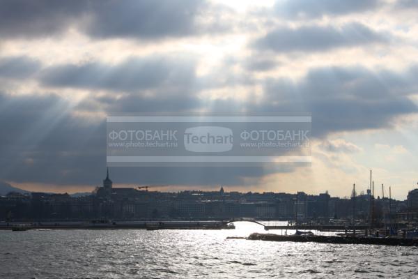 Европа. Швейцария. Женева. Женевское озеро. Набережная. Лучи солнца / Город, архитектура / городской пейзаж