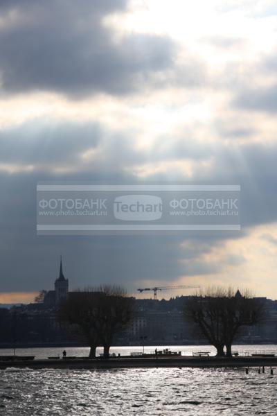 Европа. Швейцария. Женева. Женевское озеро. Набережная. Лучи солнца / Город, архитектура / городской пейзаж