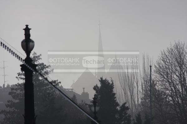 Европа. Швейцария. Деревья в тумане. Дома. Фонарь / Город, архитектура / городской пейзаж