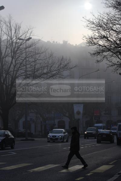 Европа. Швейцария. Пешеходный переход. Человек. Автомобильная дорога.  / Город, архитектура / городской пейзаж