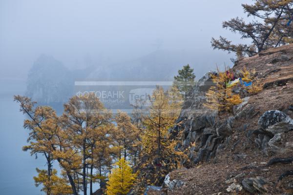 Природа России. Байкал. Осень. Остров Ольхон. Мыс Шаманка в тумане / Природа / осенний пейзаж