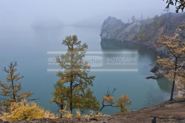 Природа России. Байкал. Осень. Остров Ольхон. Мыс Шаманка в тумане / Природа / осенний пейзаж