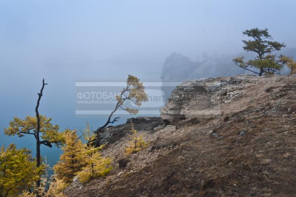 Природа России. Байкал. Осень. Остров Ольхон. Мыс Шаманка в тумане / Природа / осенний пейзаж