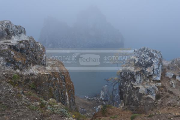 Природа России. Байкал. Осень. Остров Ольхон. Мыс Шаманка в тумане / Природа / осенний пейзаж