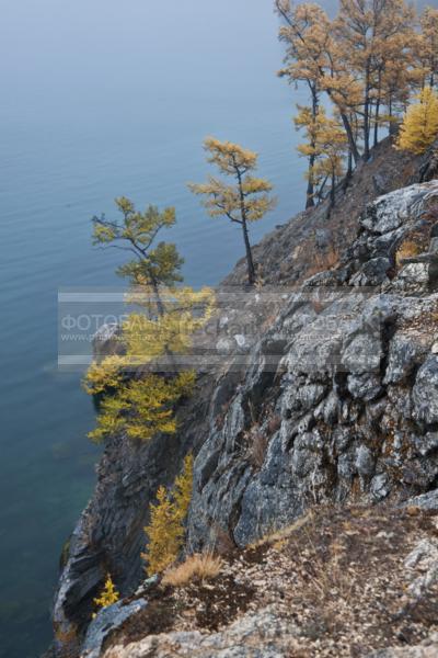 Природа России. Байкал. Осень. Остров Ольхон. Мыс Шаманка в тумане / Природа / осенний пейзаж