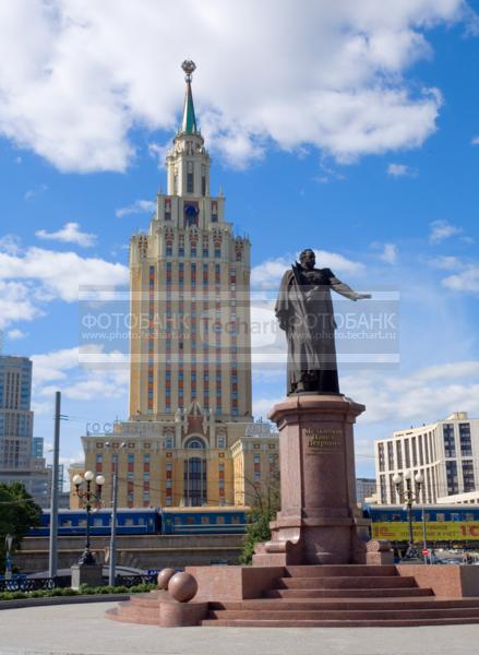 Россия. Москва. Сталинские высотки. Гостиница Ленинградская / Город, архитектура / архитектура и скульптура