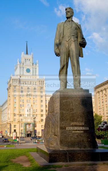 Россия. Москва. Памятник Маяковскому. Гостиница Пекин / Город, архитектура / архитектура и скульптура