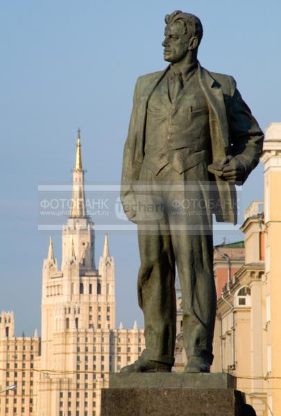 Россия. Москва. Гостиница Пекин. Памятник Маяковскому / Город, архитектура / архитектура и скульптура