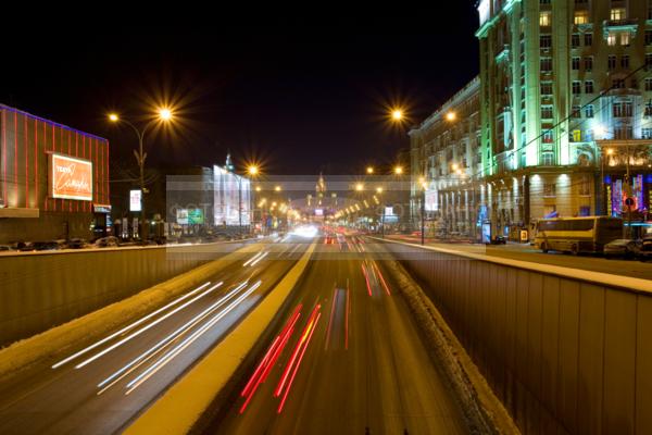 Россия. Москва. Ночной город. Машины / Город, архитектура / городской пейзаж