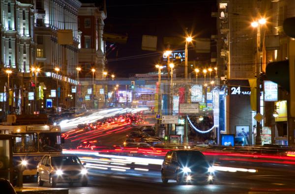 Россия. Москва. Ночной город. Машины / Город, архитектура / городской пейзаж