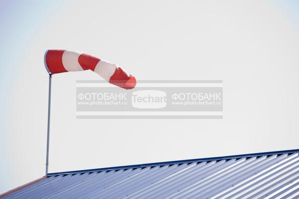 Флаг на крыше. / Город, архитектура / фрагменты и детали