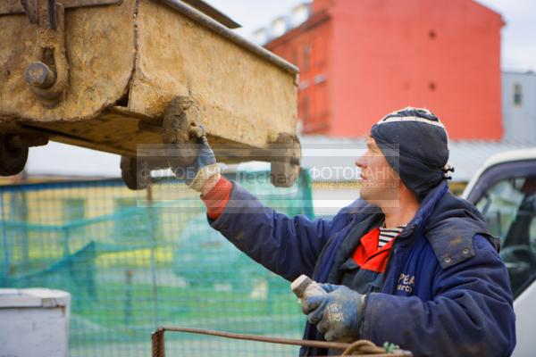 Земляные работы. Выемка грунта вручную. Землекопы.  / Люди / профессии и деятельность