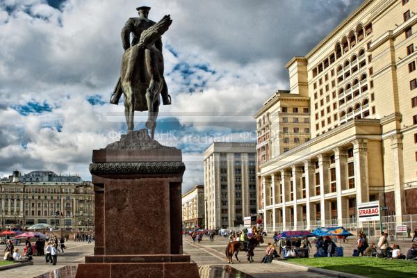 Москва. Манежная площадь. Памятник маршалу Жукову / Город, архитектура / архитектура и скульптура