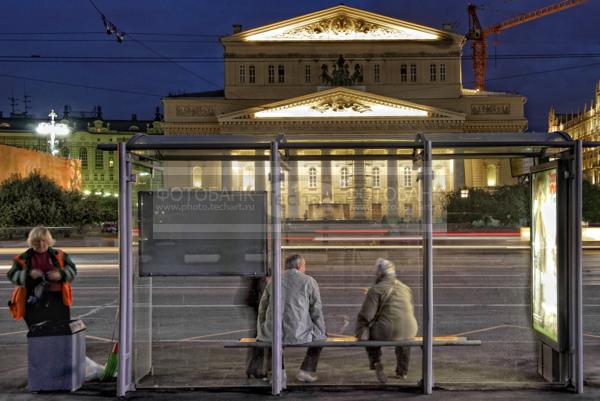 Москва. Большой театр. Автобусная остановка / Город, архитектура / городской пейзаж