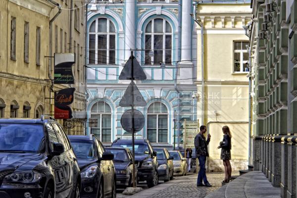 Москва. Переулок / Город, архитектура / городской пейзаж