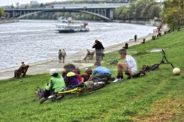 Москва. Крылатское. Молодежь на траве / Город, архитектура / городской пейзаж