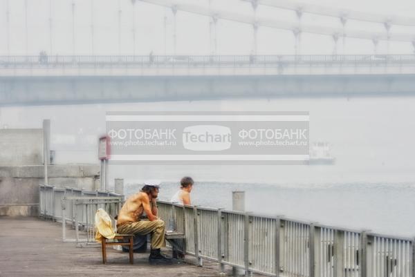 Москва. Смог. Причал у Крымского моста. Задымление от лесных пожаров / Город, архитектура / городской пейзаж