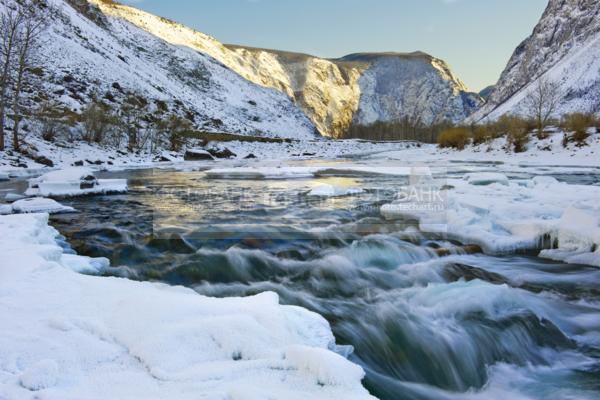 Россия. Природа России. Алтай. Россия. Природа России. Алтай. Снег. Горы. Лед на реке / Природа / горы