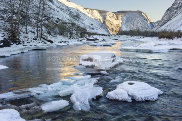 Россия. Природа России. Алтай. Снег. Горы. Лед на реке / Природа / горы