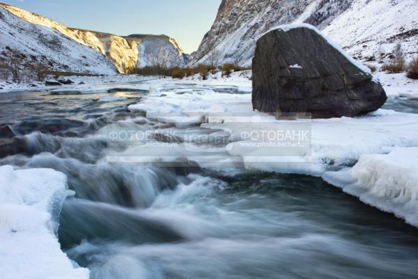 Россия. Природа России. Алтай. Река. Снег. Горы / Природа / горы