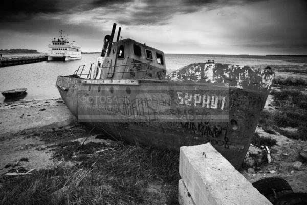 Россия. Соловецкие острова. Соловки. Заброшенный корабль  / Техника, транспорт / Водный