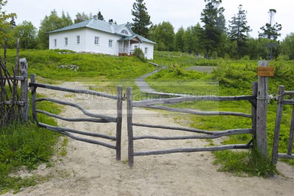 Россия. Соловецкие острова. Соловки. Ворота / Город, архитектура / городской пейзаж