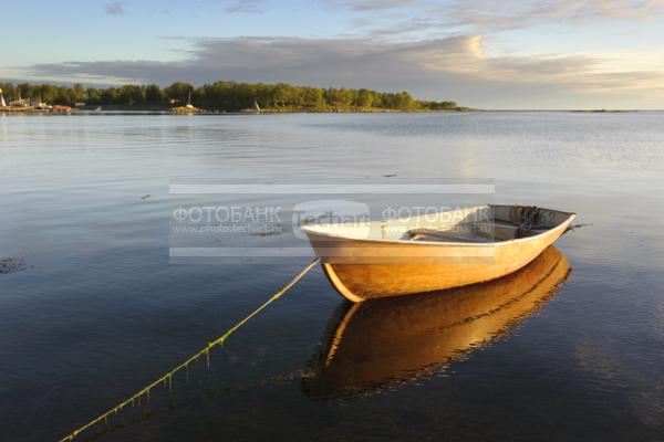 Россия. Соловецкие острова. Соловки. Святое озеро. Лодка  / Природа / реки и озера