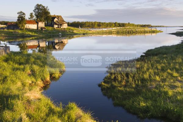 Россия. Соловецкие острова. Соловки. Дома в поселке. Река / Природа / реки и озера