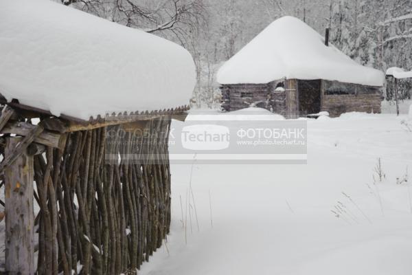 Россия. Челябинская область. Горы Таганай. Зима. Снег. Деревянный дом. Изба / Город, архитектура / фрагменты и детали