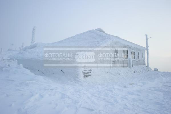 Россия. Челябинская область. Горы Таганай. Зима. Снег. Деревянный дом. Изба / Город, архитектура / архитектура и скульптура