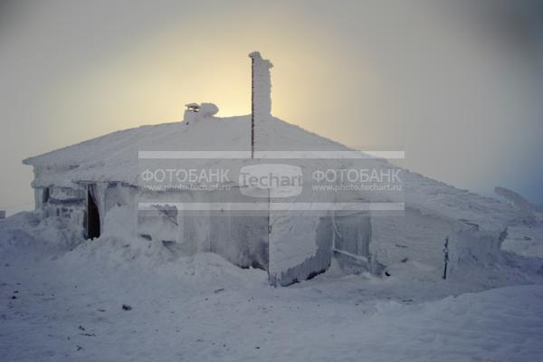 Россия. Челябинская область. Горы Таганай. Зима. Снег. Деревянный дом. Изба / Город, архитектура / фрагменты и детали