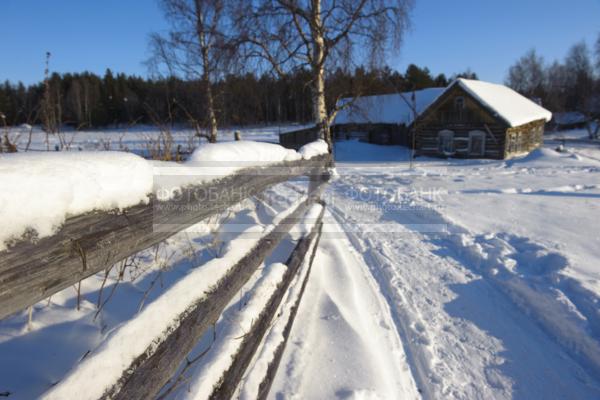 Россия. Северная Карелия. Деревня Нильмогуба. Деревянный дом. Изба. Снег. Забор / Город, архитектура / архитектура и скульптура