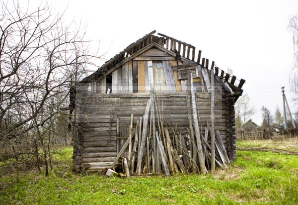 Деревянный дом. Деревья.  / Природа / прочее