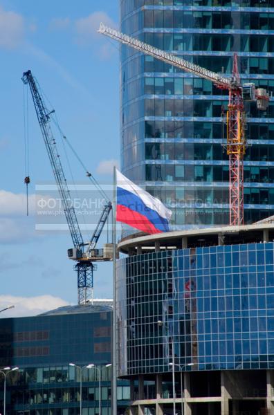 Россия. Москва. Московский международный деловой центр Москва-Сити. Стройка. Флаг России. / Город, архитектура / фрагменты и детали