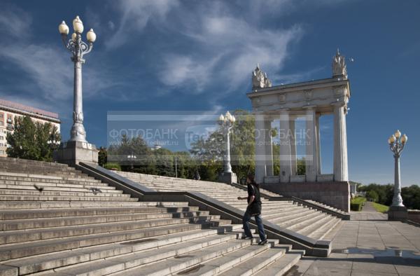 Россия. Волгоград. Набережная реки Волга. / Город, архитектура / городской пейзаж