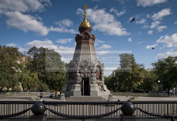 Россия. Москва. Ильинский сквер. Памятник героям Плевны. / Город, архитектура / архитектура и скульптура