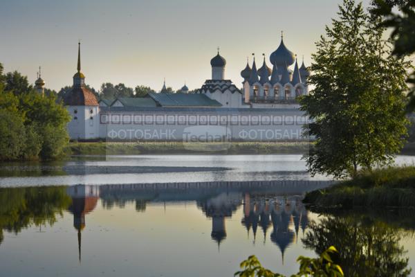 Россия. Город Тихвин. Ленинградская область. Тихвинский Богородичный Успенский мужской монастырь. Берег реки Тихвинка. / Город, архитектура / архитектура и скульптура