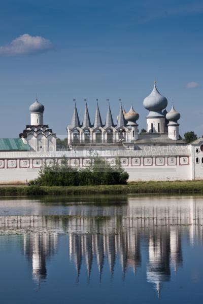 Россия. Город Тихвин. Ленинградская область. Тихвинский Богородичный Успенский мужской монастырь. Берег реки Тихвинка. / Город, архитектура / архитектура и скульптура