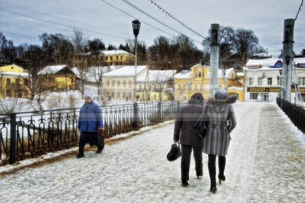 Россия. Город Торжок. Пешеходный мост.  / Город, архитектура / городской пейзаж