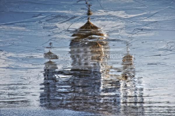 Россия. Москва. Москва-река. Храм Христа Спасителя. Отражение.  / Город, архитектура / городской пейзаж