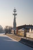 Москва. Замерзшая река и вид на памятник Петру I