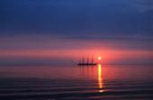 Закат на море. Кораблик на фоне неба