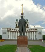 Москва. Памятник В. И. Ленину у главного павильона  ВДНХ