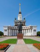 Москва. ВДНХ. Центральный павильон и памятник В.И.Ленину