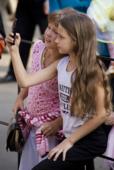 Девочки фотографируют на мобильный телефон